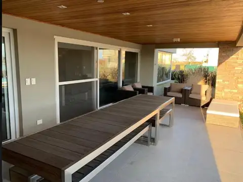 Casa 4 ambientes con 5 baños