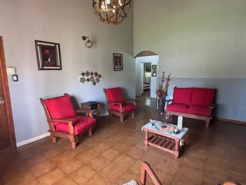 Venta casa 3 ambientes con quincho y jardín. Apta crédito.