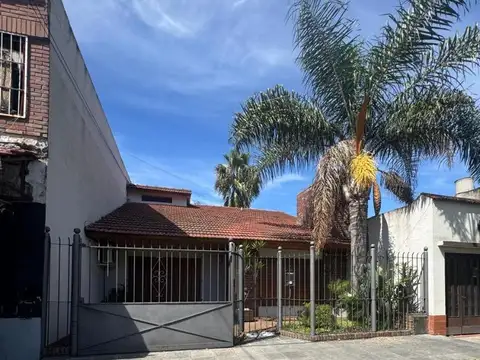 Venta casa 3 ambientes con quincho y jardín. Apta crédito.