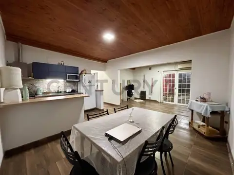 Venta Casa de 2 Dormitorios con jardín y cochera en Pérez