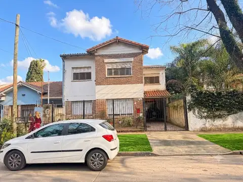 Dos Casas en un lote, 5 dormitorios, cochera, taller, casco historico General Pacheco.