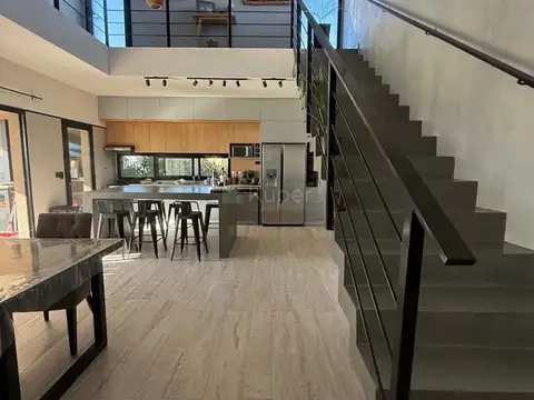 Casa en Venta con 2 cocheras