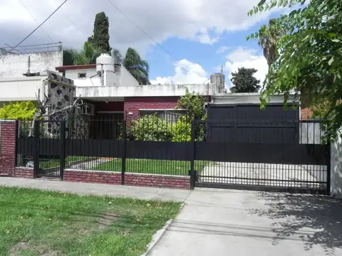 VENTA CASA 4 AMBIENTES EN HURLINGHAM