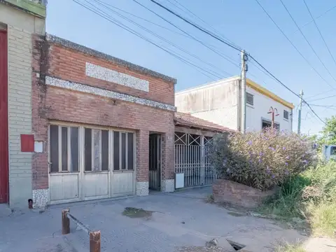 SE VENDE Casa 2 dorm. + patio y cochera