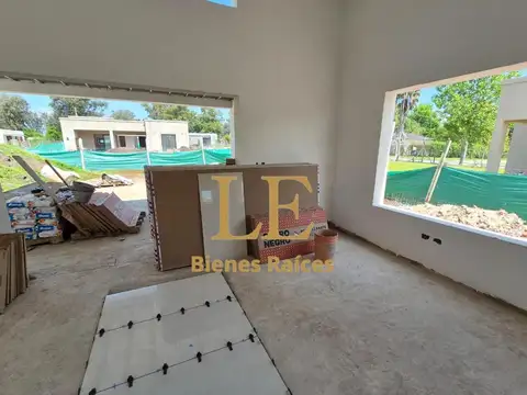 Casa en Venta con 3 cocheras