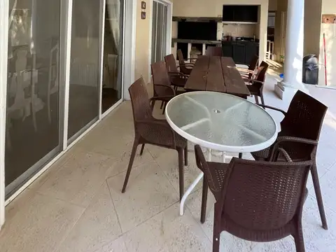 VENTA DE CASA 4 AMB CON PILETA EN BARRIO NAUTICO