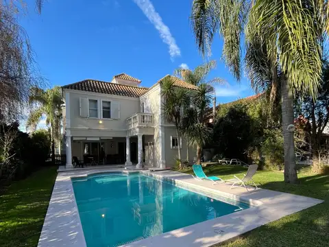 VENTA DE CASA 4 AMB CON PILETA EN BARRIO NAUTICO