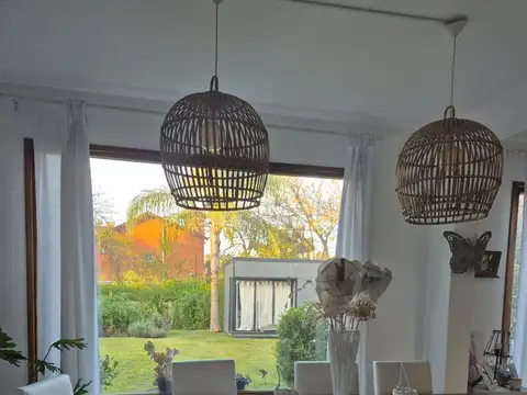 Casa 6 ambientes con 2 baños