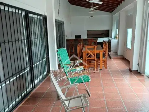 Casa 5 ambientes con 2 baños