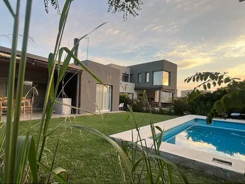 Casa en venta en Santa Emilia, Pilar del Este, real opoortunidad CON EXCELENTE RENTA