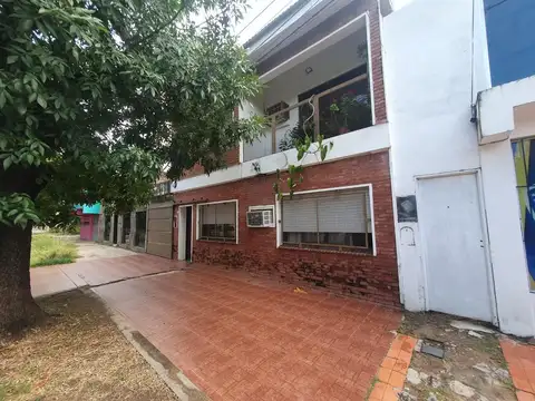 EXCELENTE CASA DE 2 PISOS ZONA UNIVERSIDADES