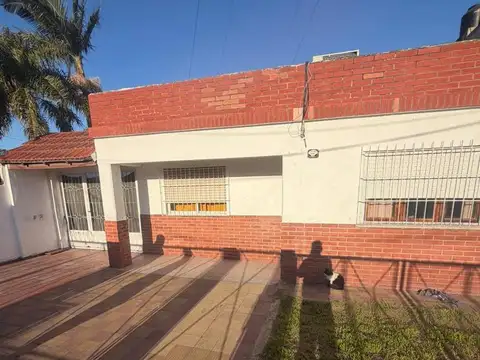 Casa en venta 4 ambientes con fondo y terraza