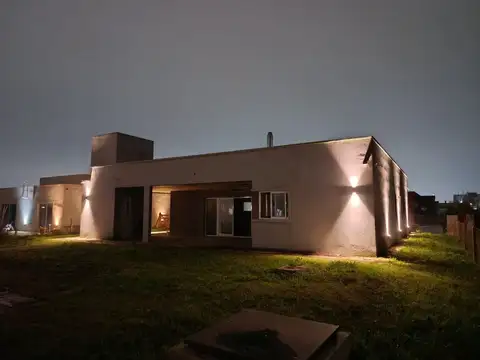 Casa 4 ambientes con 2 baños