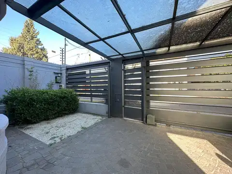 Imponenete casa en el corazon de Temperley este