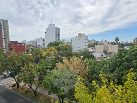 Departamento En Venta De 2 Dormitorios Al Frente - Cochera - Apto Banco - Zona Plaza Máximo Paz - Parque Saavedra