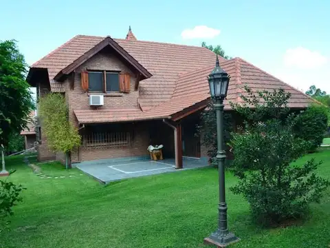 Casa en Alquiler con 4 cocheras