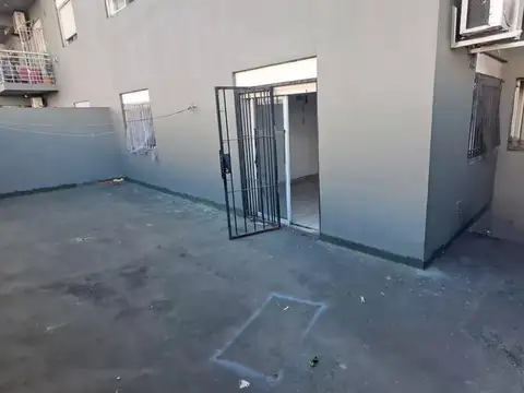 Departamento de 2 ambientes con patio aterrazado en venta en Pompeya