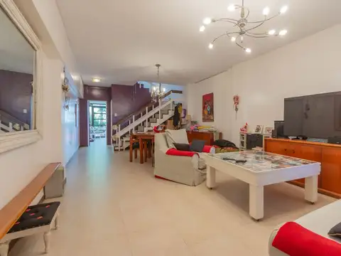 Casa 5 ambientes. Cochera. Patio. Villa Urquiza