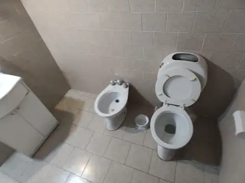 VENTA CASA 3 AMB. CON  GARAJE Y PATIO EN LUJAN