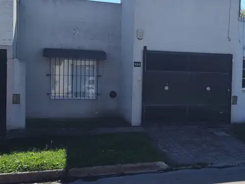 VENTA CASA 3 AMB. CON  GARAJE Y PATIO EN LUJAN