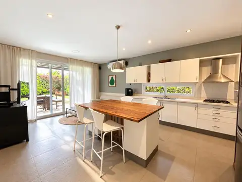 Casa en Alquiler con 3 cocheras