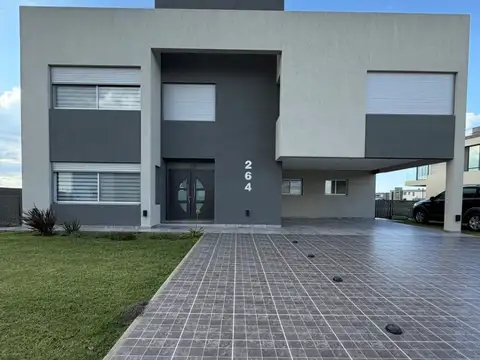 Casa 6 ambientes con 4 baños