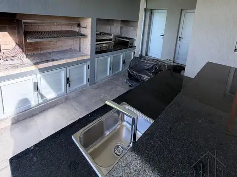 Casa 6 ambientes con 4 baños