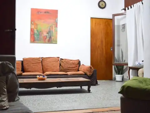 CASA 4 AMBIENTES CON COCHERA