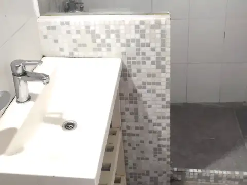 1° Piso por escalera, con terraza compartida.-
