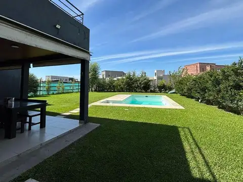 Casa en Alquiler con 1 cochera
