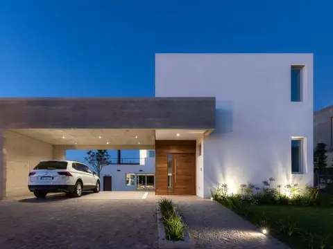 Casa en Arenas del Sur de seis ambientes con piscina 