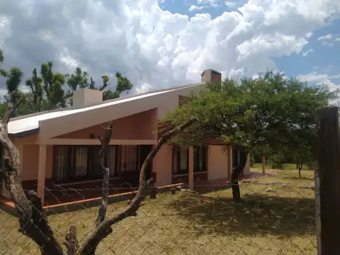 Casa 8 ambientes con 2 baños