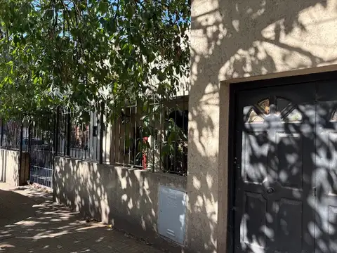 SOLIDA CASA 3 AMBIENTES CON GARAGE + DEPTO 2 AMBIENTES- INSTALACIONES A NUEVO - SAN MARTIN CENTRO