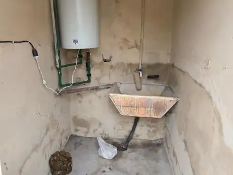 CASA 3 AMBIENTES CON GARAJE PASANTE Y FONDO 