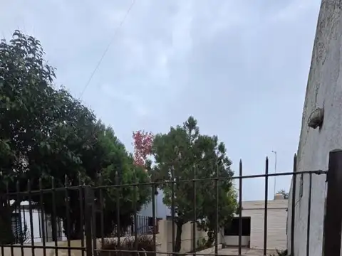 CASA 3 AMBIENTES CON GARAJE PASANTE Y FONDO!!!