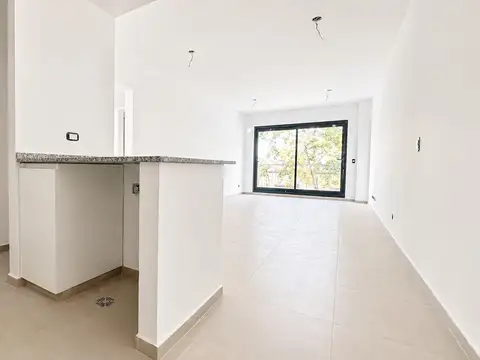 LINIERS: VENTA DEPARTAMENTO 3 AMBIENTES FRENTE A ESTRENAR (100M²) CON PATIO Y BALCÓN