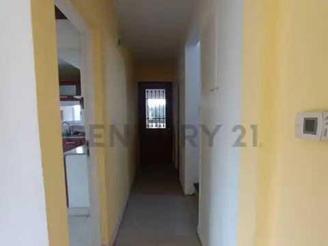 Casa en Alquiler con 2 cocheras