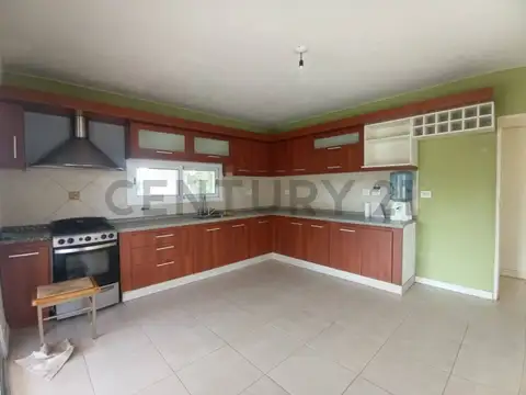 Casa 6 ambientes con 2 baños