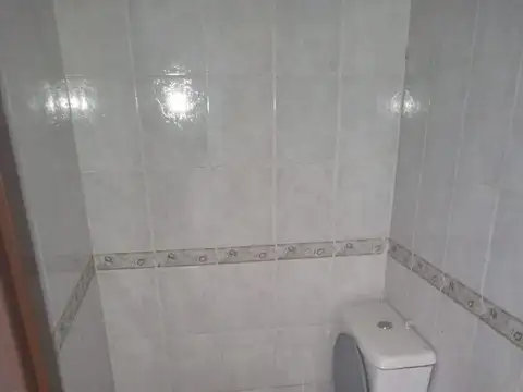 Local al Frente. Entre Rios y Segui. Baño Privado