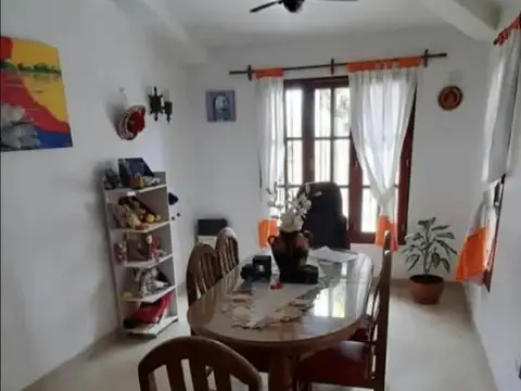 Casa 6 ambientes con 2 baños