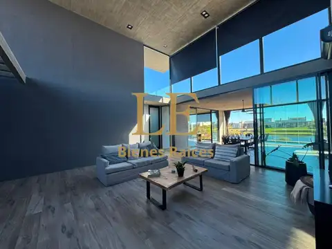Casa en Venta con 3 cocheras