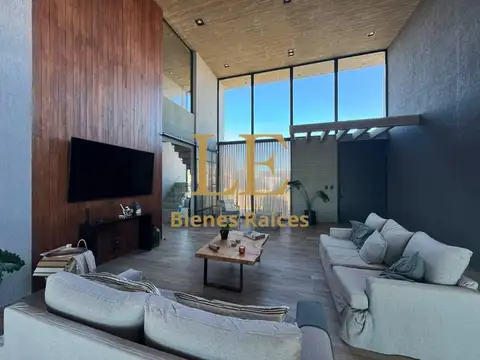 Casa 4 ambientes con 4 baños