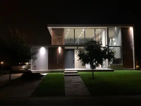 Casa en Venta con 3 cocheras