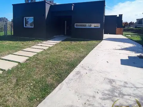 Casa 4 ambientes con 2 baños