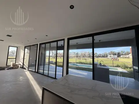 Casa en Venta con 3 cocheras