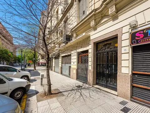 Venta Tribunales Semipiso 3 Ambientes al Frente con balcón. Edificio de estilo.