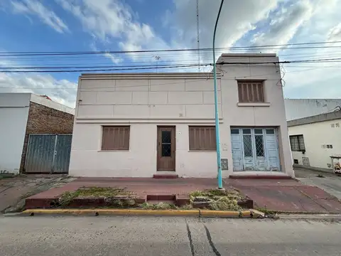 ALQUILER / CASA / 3 DORMITORIOS / PATIO /SERVICIOS