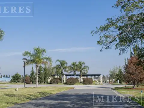 Lote a la laguna en venta en El Cantón barrio Norte