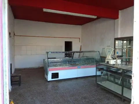 Oportunidad   Local sobre Av 3 en zona comercial!