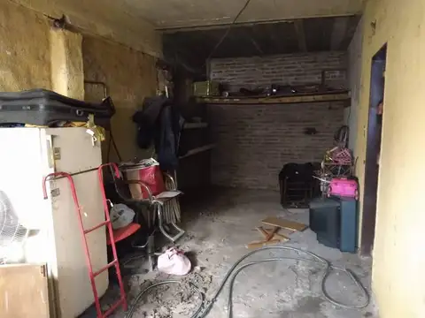 Amplia propiedad  en venta en esquina con garaje y patio.